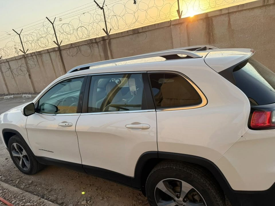 للبيع فقط شيروكي (بزون) 2019 
6 سلندر 3200 ابيض فور ويل 
فول عدا الفتحه - شاشه كبيرة 
كشنات جلد - تبريد قطعتين 
حساس خلفي -  نقطه عمياء - جنطه كهرباء 
اطفاء ذاتي عند التوقف - 3 انظمه قيادة 
ماشيه 107 كيلو 
رقم بصره انكليزي (حرة) باسمي 
مكان السيارة ميسان - العمارة
السعر 140 ورقه وبيها مجال 
للاتصال / ***********
صور السياره وصور الحادث موجوده بالمنشور
