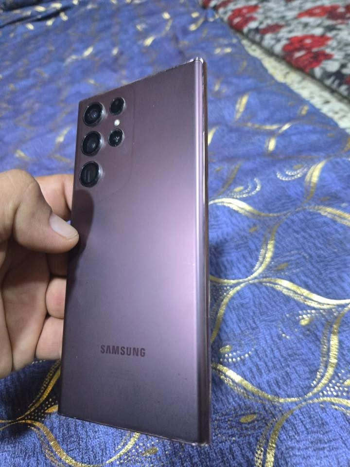 جهاز s22 الترا 
جهاز نضيف كلشي مابي عدا ذني الشخوط البسيطه الي موضحه بالصوره 
ذاكره 128
السعر 350 وبي مجال
للتواصل ***********
