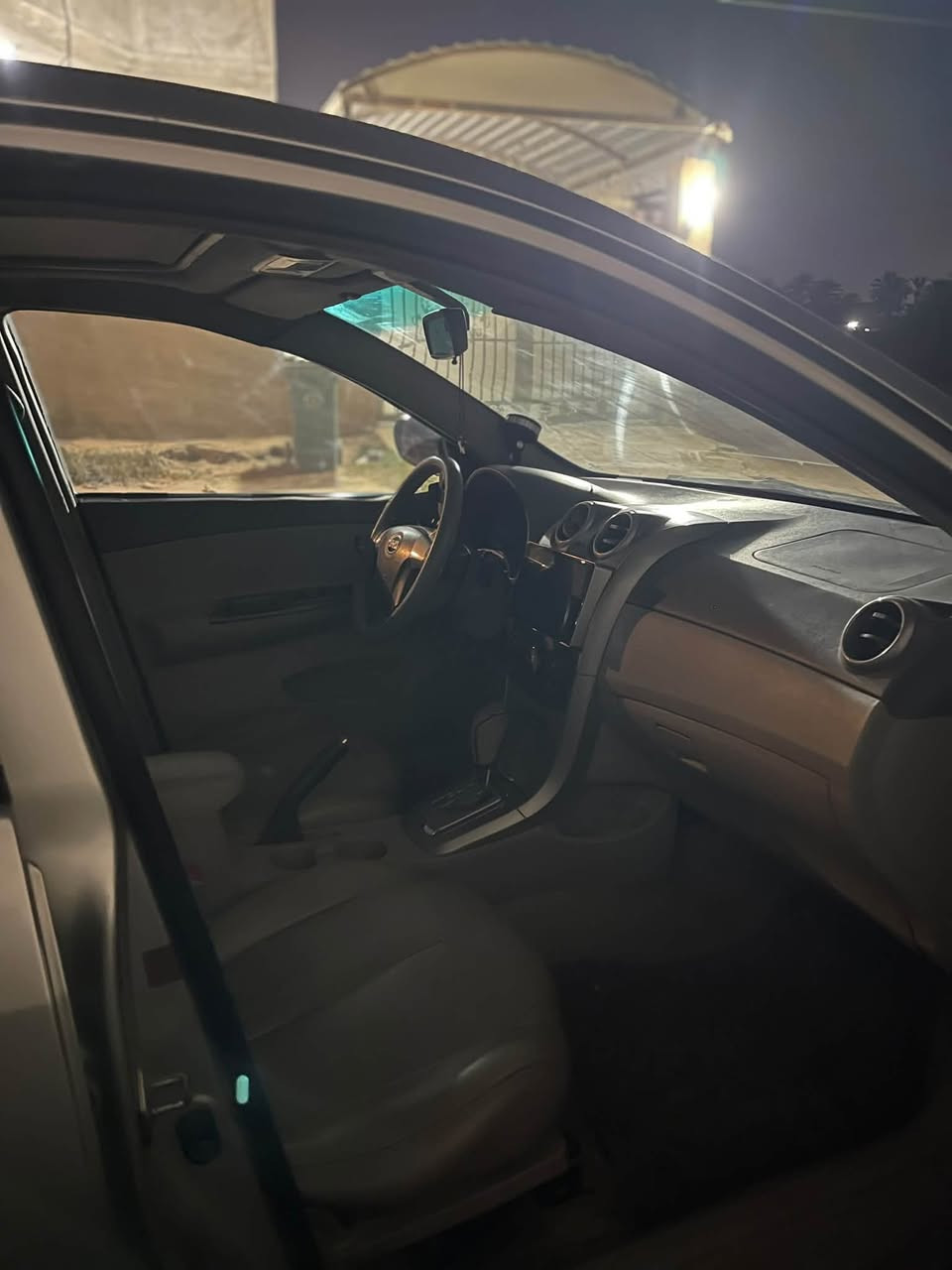السلام عليكم……
بي واي دي g3 ٢٠١٣ بغداد 
فول مواصفات 
بصمة 
فتحة 
كاميرا وحساسات خلفيه 
كير اوتو المرغوب 
مكينة ١.٨
تبريد فول ثلاجة سيارة جاهزة من كلشي استخدام شخصي ماشيه ١٤٩ حقيقي 
تخم تاير جديد 
باتري جديد
ادامه كاملة 
داخل جلد غرفه جديده جداً 
سعر ٤٨ 
مكان سياره بغداد. 
***********

نص مكتوب في الصور:
- الايثاين
- الايثنين