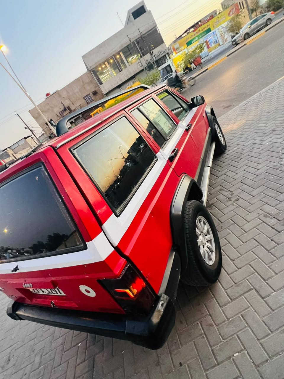 يالله سلام عليكم جيب شيروكي موديل 1991
كير ومحرك ثنين ونص جدد مكفوله من الضربه 
والعيب الشرعي
حداده جديده تخم تاير جديد 
دواخل مرتبه رقم نكليزي سنويه 2030
تحويل مباشر سياره جاهزه كير محرك حداده وكهربائيات 
السعر 28 بيه مجال للشراي 
مكاني البصره القبله الاستفسار 
*********** البصرة, العراق
