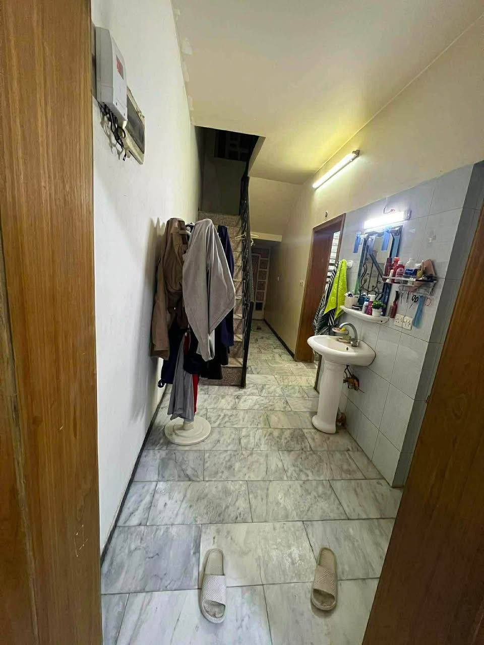 دار للبيع 120
6الواجهه 20  النزال ،طابقين الطابق الارضي گراج سياره + استقبال كبير + مطبخ + خدمات صحيه ،مدخلين .الطابق الثاني غرفتين نوم +خدمات صحيه .

الارضيه مرمر ابيض والحمامات سيراميك 

السعر 250 قابل للتفاوض.

*********** 

حي الجهاد مربع الطائي خلف مطعم گو برگر

.
