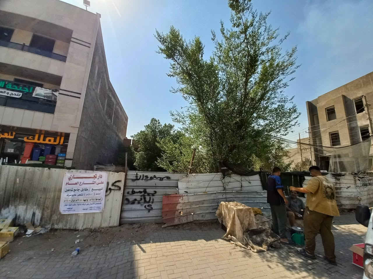 دار تجاري
على شارع العام
للبيع / مقابل جامع شاهين
أمامه ( ٥٠٠ م ) تشجير طابو صرف
المساحة ٣٥٥م واجهة ٢٢,٥٠م نزال ١٥,٨٠م
للاستفسار الاتصال على الرقام التالية / مكتب الصفا للعقار
ابو سيف
***********
***********
أبو محمد
***********
