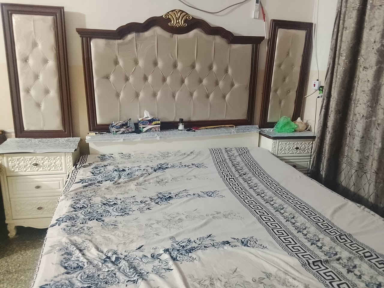 سلام عليكم عندي هاي غرفه النوم عراقيه سبع قطع 
سعره ميلونين وربع رقم هاتف ***********عنوان بغداد
