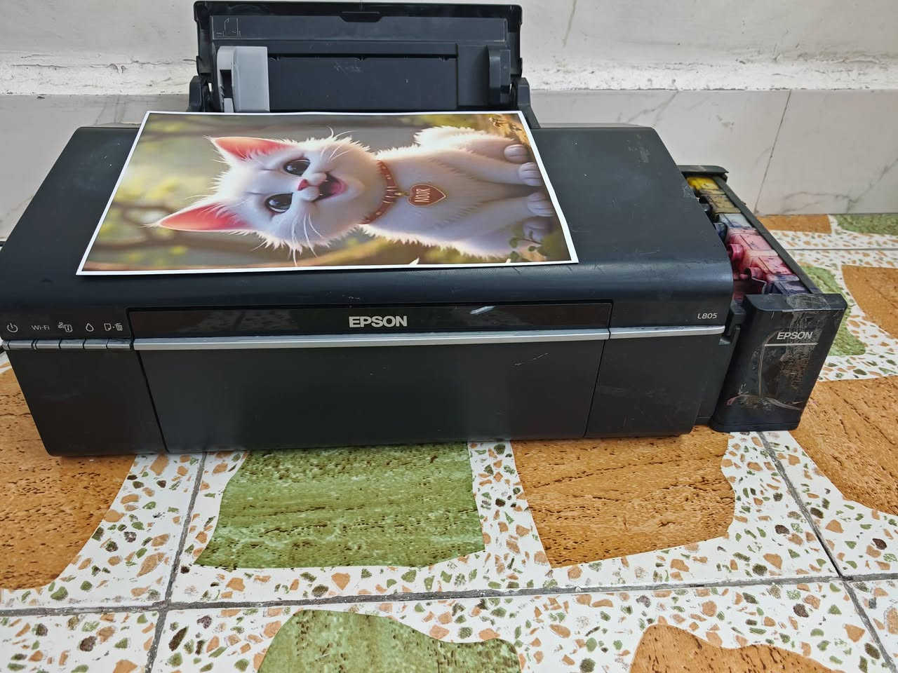 اطابعة ايبسون l805 نظافة النسخة 75 % ركز عالفيديو وشوف تطلع الصورة شوية بيها زحف واضح بالفيديو سعرها ١٨٠ الف فقط. وتوصيل على حسابي اذا تريد تعاملني اعبر المنشور لان كلش سعر مناسب ***********
