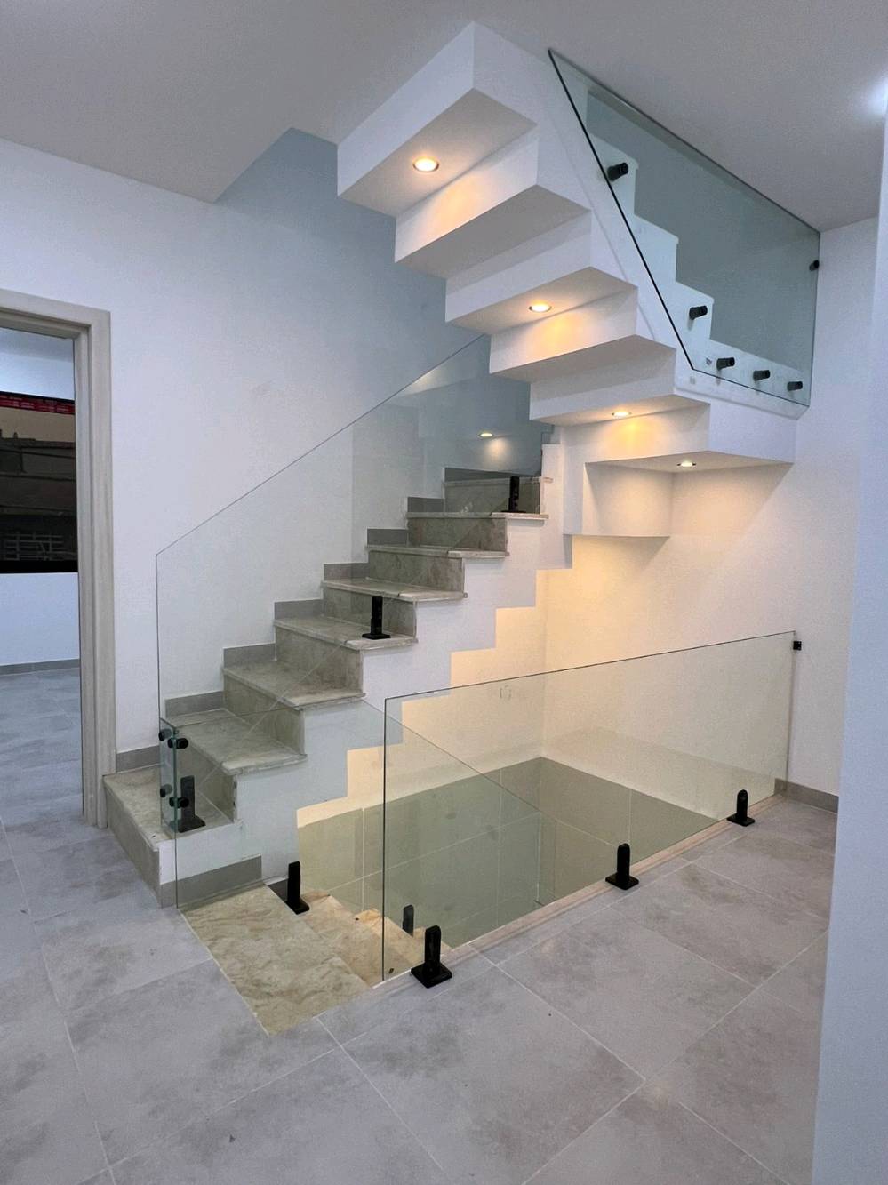 ​إياد عدنان | للعقارات 🏠✨
​دار للبيع – بناء حديث درجة أولى 📍 حي الجهاد / منطقة الضباط (مجاور شقق حي صدام)
​فرصة ممتازة للسكن أو الاستثمار بمواصفات مميزة واستغلال مثالي للمساحة:
​المساحة: 60 متر مربع
​الواجهة: 4.5 متر (ضلع منفصل غير مشترك)
​الغرف: 4 غرف نوم
​الصحيات: 3 حمامات
​المرافق: استقبال واسع + مطبخ متكامل
​📞 للاستفسار والتواصل (اتصال أو واتساب):
***********
​🔔 لا تنسوا متابعة الصفحة ليصلكم كل جديد من العروض العقارية المميزة!