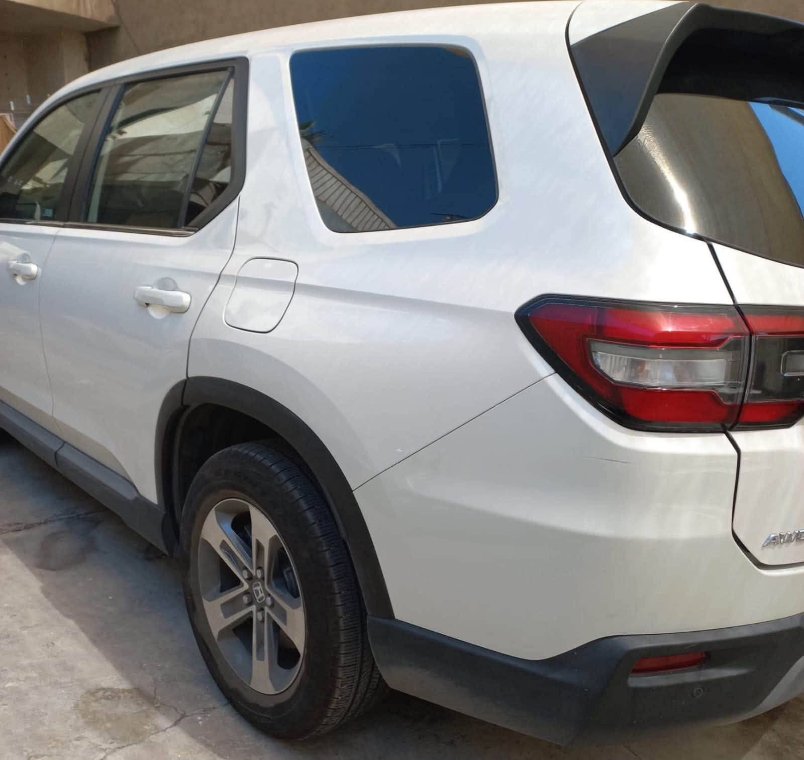 هوندا بايلوت 2024 

وارد أمريكي     ماشي 17000

محرك 3500cc 6V تنفس طبيعي 

مواصفات:

ناقل حركه 10سرعات (الكير)

عدد راكبين 8

نظام دفع رباعي مع تغير وضعيه القياده 

حساسات اماميه وخلفيه 

رادار امامي 

مثبت السرعه تكيفي 

تحذير مغادره المسار 

تحذير اصطدام امامي 

بريك طوارئ أوتوماتيك 

مراقبه نقطه عمياء 

السعر 28000$

للاستفسار اكثر تواصل على الرقم:

***********

