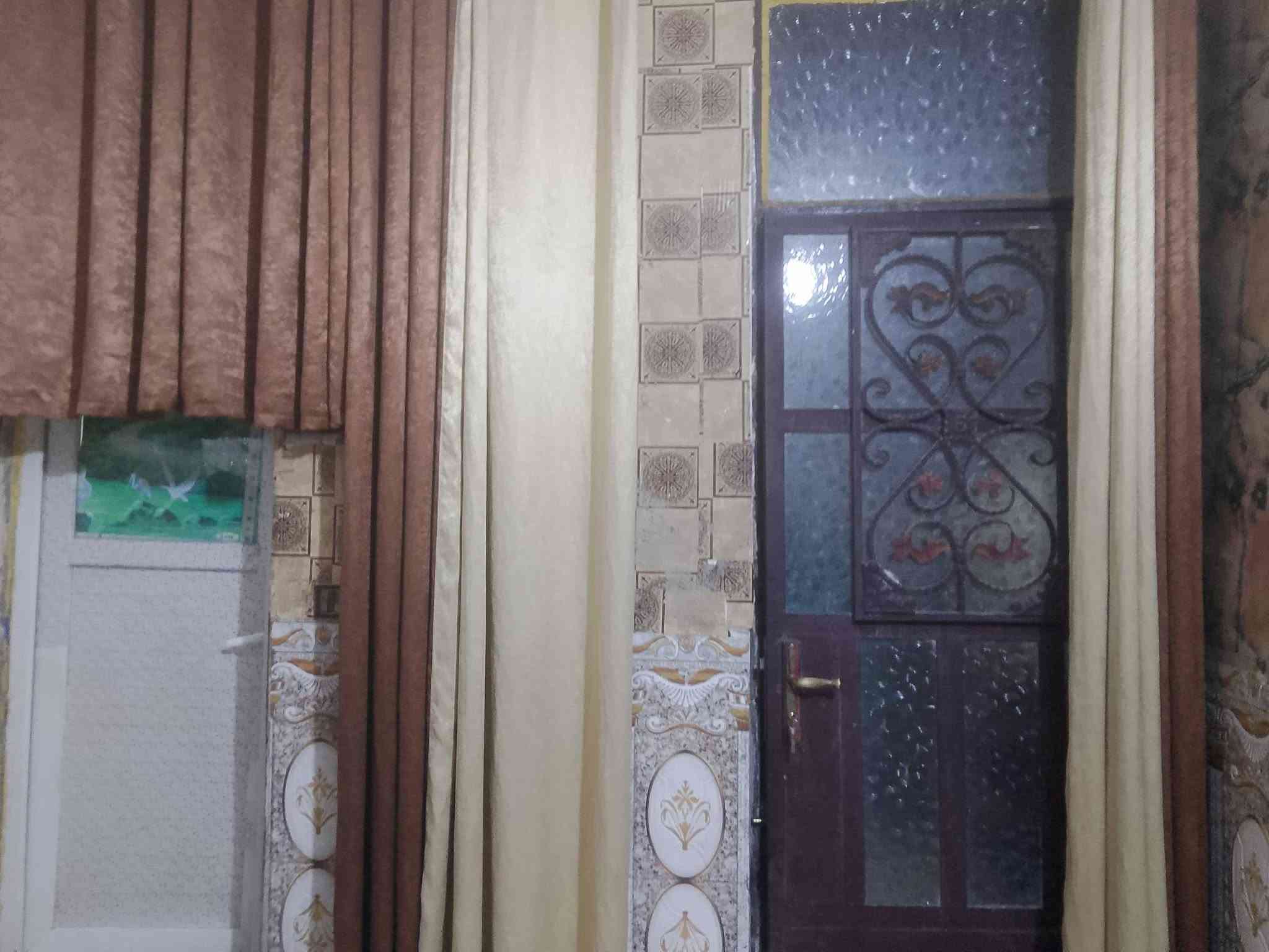 السلام عليكم دار لبيع  المساحة 100 مربع يحتوي على غرفتين نوم + ترك + استقبال + صاله واسعه + صحيات + منور + مخزن فوك ستاره عاليه + صب كونكريت عالي عن الشارع 5 بايات خدمات مي كهرباء مجاري كافه الخدمات المكان حي اور سبع قصور مخبز البركه   السعر 65 وبي مجال للشراي الرقم *********** 
الرقم الثاني ***********
 يوجد واتساب
