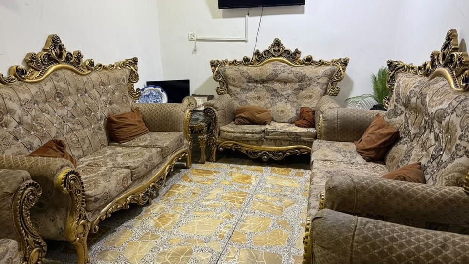 تخم مستعمل 10 مقاعد مع 2 طبلات صغيرة وواحده كبيره السعر 450 وبي مجال المكان بغداد للاستفسار على الرقم 

‭***********‬
