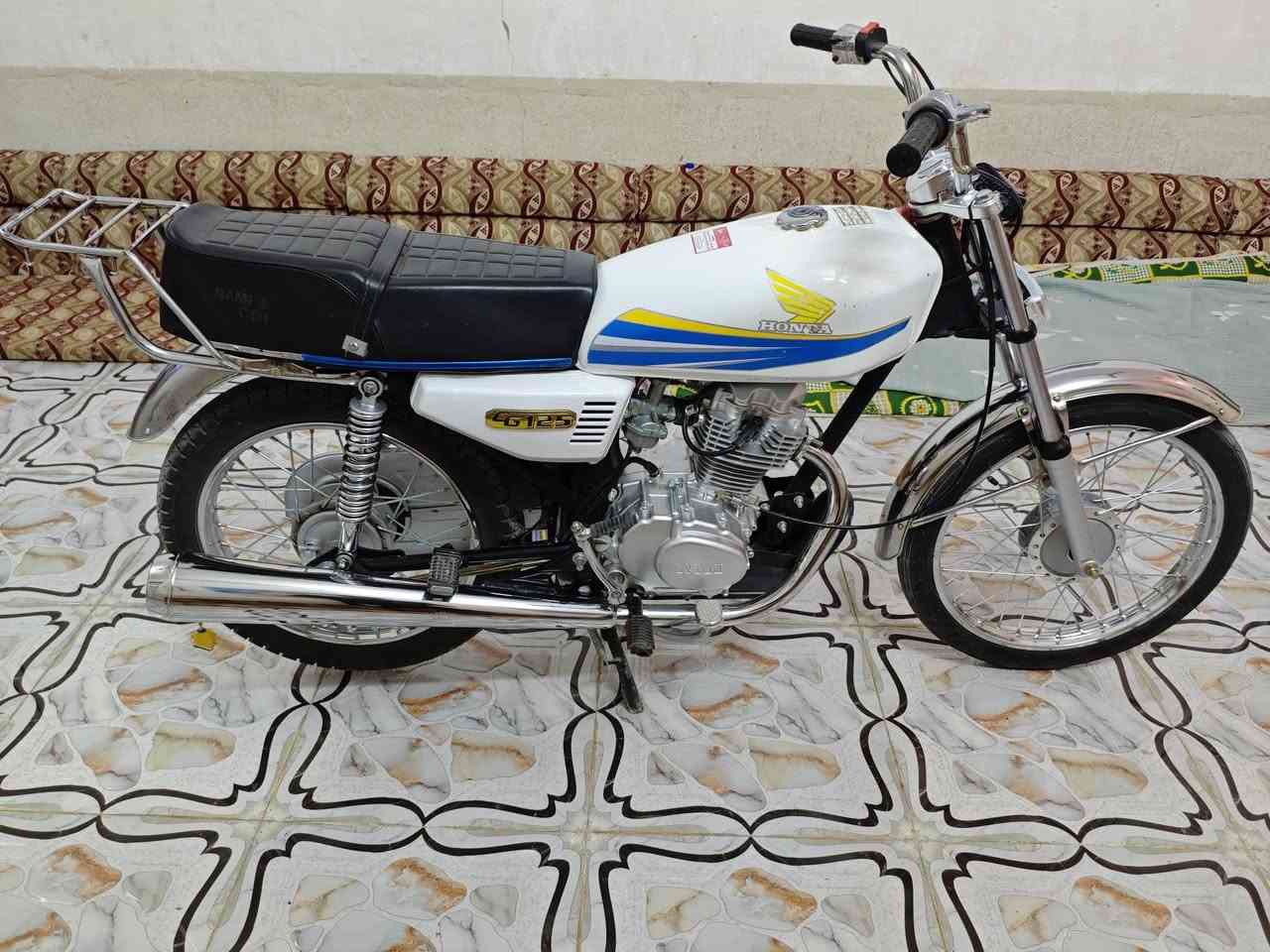 دراجه صارلها اقل الشهر مشدوده
بعدهي ع سحك

غراضها كلها اصلي 

مكينه شلامجه اصلي شاصي موديل 2014 اوراق اصولي 

سعرها 800 وبيها مجال قليل
رقمي ‏‪***********‬‏
