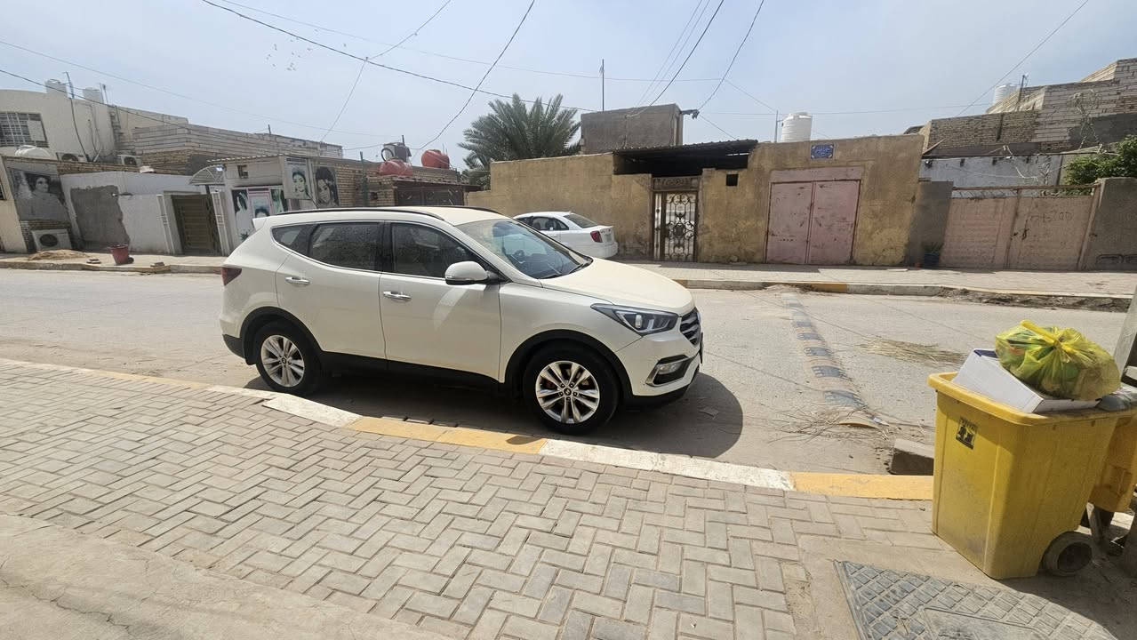 السلام عليكم  هيونداي سنتافي خليجي مكفول  للبيع فقط بدون مراوس  موديل ٢٠١٦  محرك  ٦ سلندر السيارة مكفول من الضربة والصبغ ما عدى ٢ بارد بالجاملغات السيارة    تاير باتري جديد على ايدي ماخذها زيرو  وضلت عدي  السنوية ساقطة تنزل من سعر السيارة بعد الاتفاق للاستفسار الاتصال على الرقم  *********** عنوان السيارة الديوانية قضاء الشامية السعر  ١٨٠ وبيه مجال  والسوك كلشي بيه سيارة نظيفة
