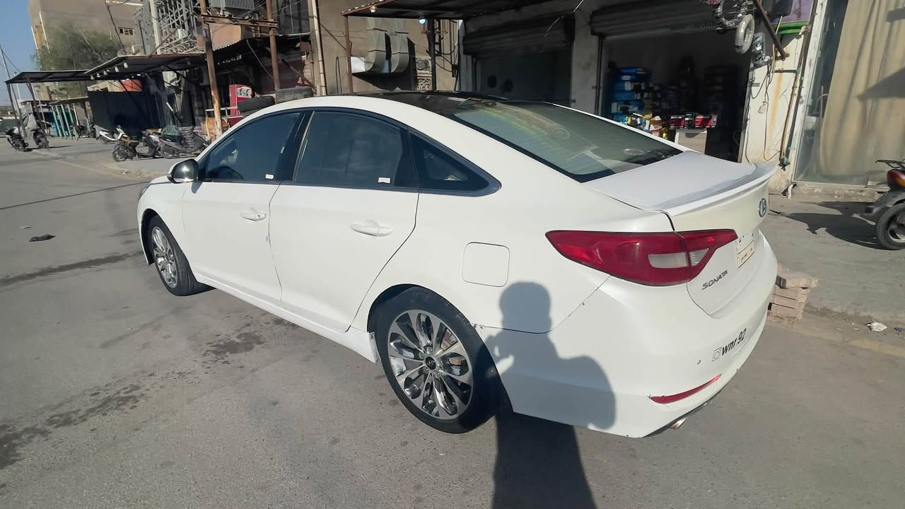 سوناتا 2016 خليجي مكينتها 2400 دوش
السياره مكينة وكير وحدادية كلها خير من الله 
رقمها بغداد بأسمي مداور ثاني يوم 
الضرر بيها بارد وصبغ جهة السايق ابيع صفحة كامله وقبق 
الجنطة صبغ 
السعر 98$ وبيها مجال 
الاستفسار ***********
