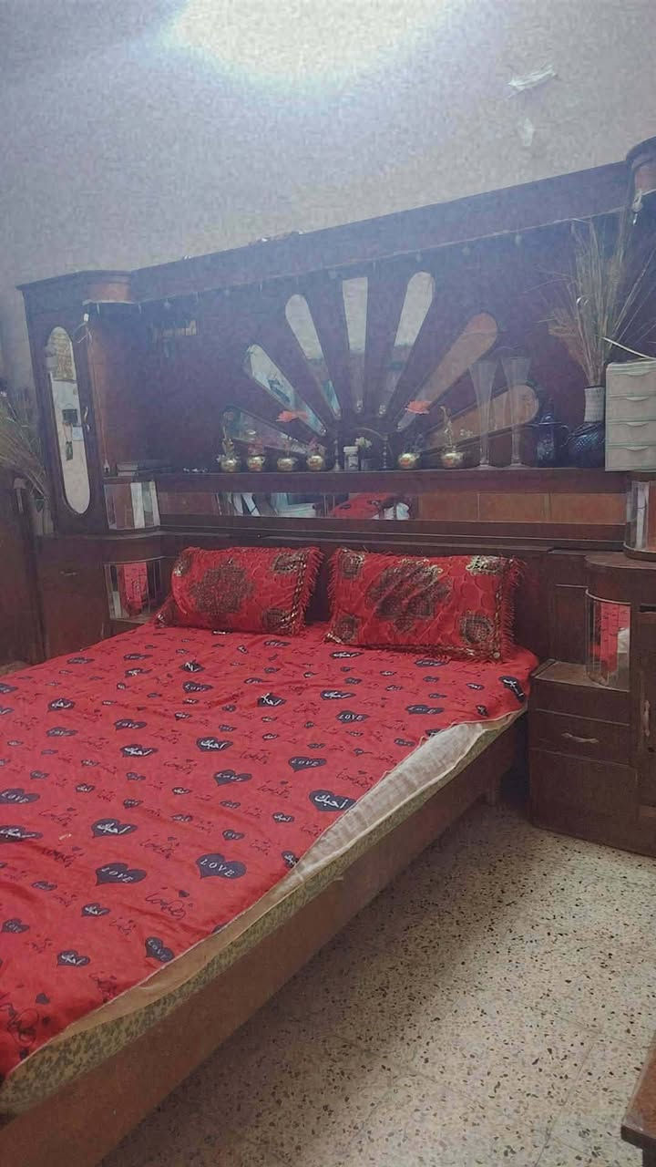 لبيع غرفه نوم 6ابواب وملحق غرفه ثقيله وبحاله جيده مكاني موصل ايسر حي القدس السعر 250 وبيها مجال قليل ***********
