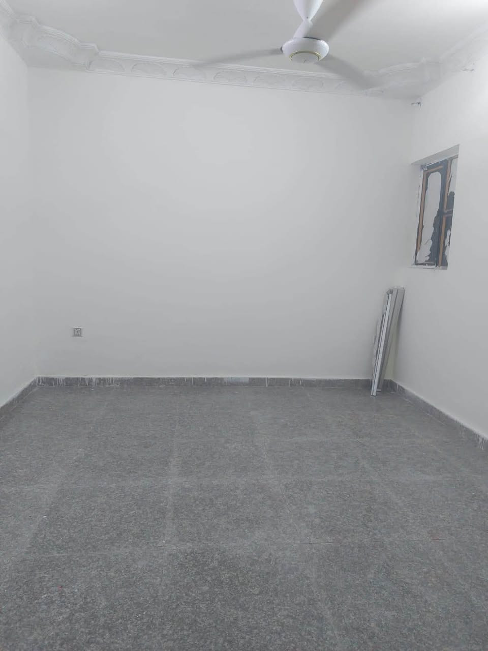 مرحبا مشتمل في حي الخضراء طابق ارضي يحتوي على غرفه نوم وهول وحمام ومطبخ ومنور وطرمه للايجار فقط للموظفين  للاستفسار الاتصال على الرقم ***********
