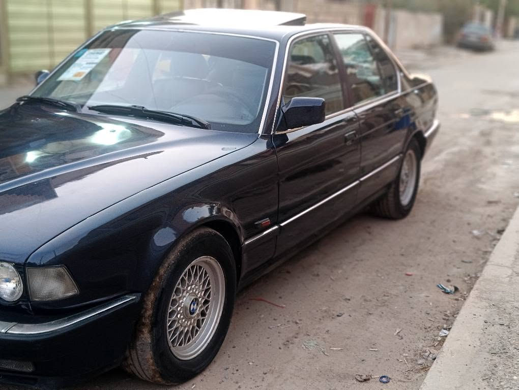 بي ام دبليو 1992 فول مواصفات واحد على واحد رقم بغداد انكليزي 
السياره جدآ جدأ جديده جاهزه من جميع النواحي 
كير مكينه حاويه جديد 
صدر امامي وخلفي جديد 
تبريد منضومة كله جديده تبريد ثلج
دواخل جلد جديده
سلايت شغال 
كهربائيات كله شغاله  
كراسي كهرباء شغاله 
رون كيلو متر كيچ بانزين كله شغال 
السياره جاهزة والسياره مكفوله من الضربة والخياس أول صبغه اله اصفاحه موس 
الواقع احله من الصور 
السعر 55.  وبيه مجال جدآ جداً بسيط 
*********** بغداد, العراق
