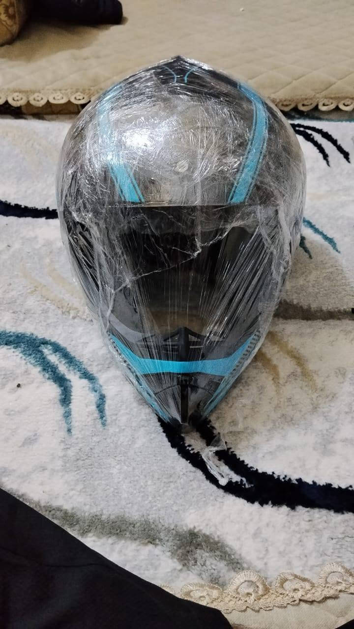 سلام عليكم عدي هذني الخوذ للبيع 3 ابيعهن شلعه وحده و ابيع وحده وحده عادي قيم واخذهن تكسر بسعر مارد عليك تواصل   خاص او واتساب ***********
