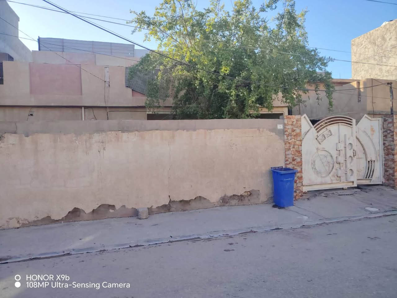 دار للبيع 
بناء قديم لكن صالح للسكن 
الموقع: بعقوبه/ العزات
المساحة: ٣٠٠ متر
نوع الملكية: طابو ملك صرف تحويل مباشر
يتكون الدار من طابقين 
الطابق الاول: استقبال وصاله ومطبخ وغرفة نوم واحده ودوره مياه 
الطابق الثاني: غرفتين نوم ومخزن 
للاستفسار: ***********

نص مكتوب في الصور:
- HONOR X9b 108MP Ultra-Sensing Camera