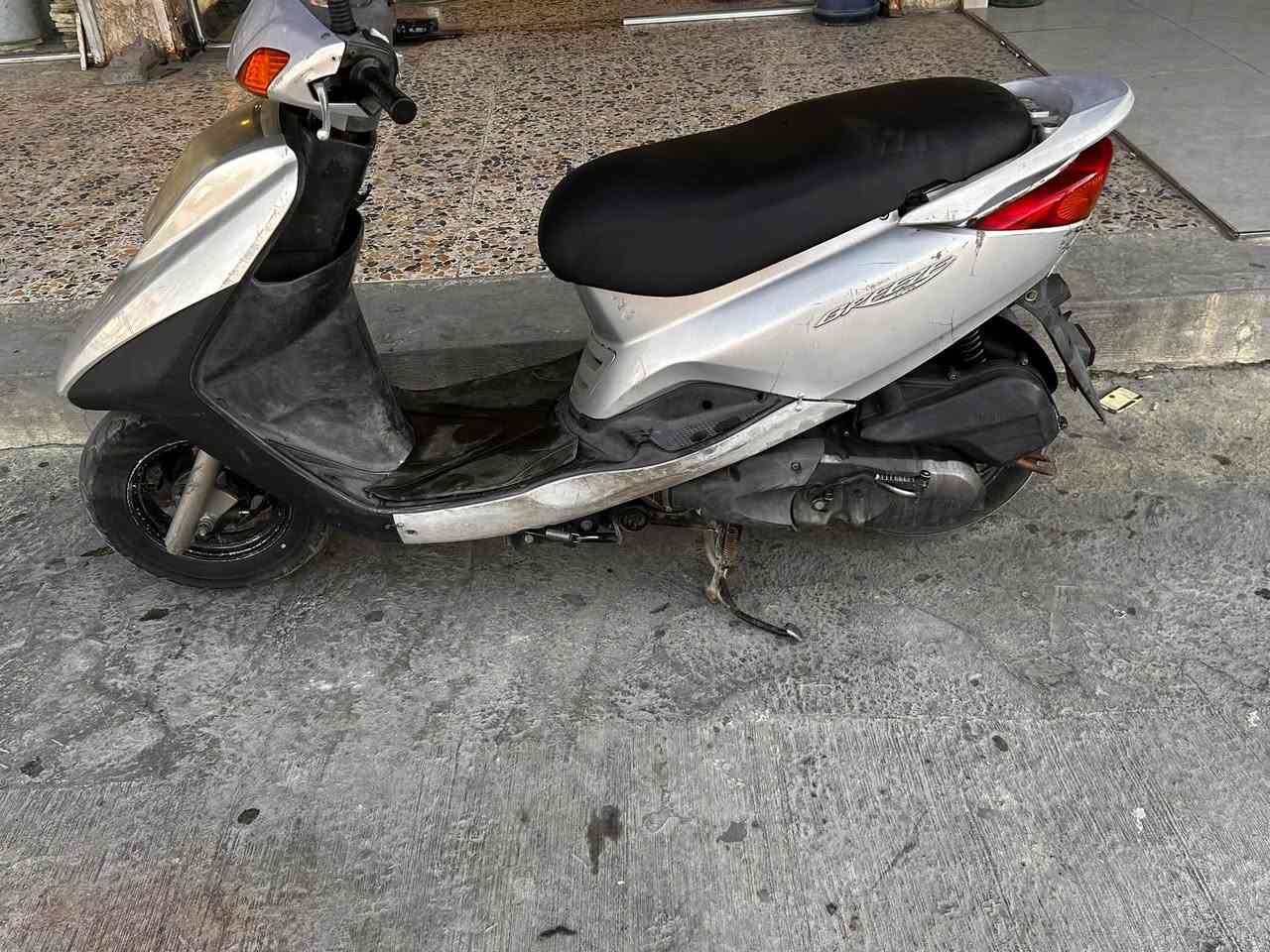 دراجه بريز ع وضعهه مملعوب بيهه ولا مجفته ع وضعهه الكفرات بيهن كلبسات من اخذته هيج نقص واير كيلو متر عاطل وكلوب اشاره العنوان حي العدل 

السعر علق يوصلك خاص
***********
