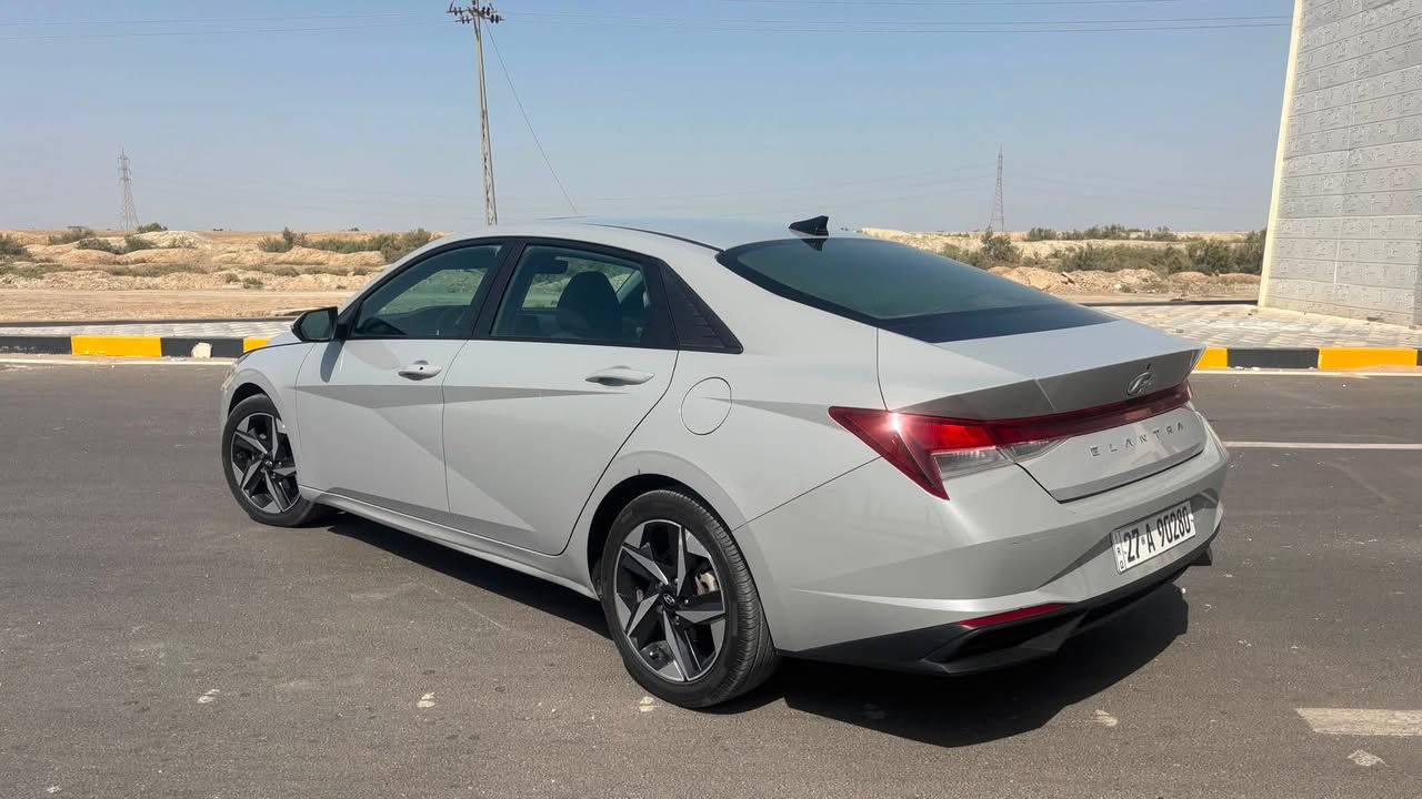🚘 للبيع او مراوس بأوباما او جارجر –  هيونداي إلنترا 2023 وارد أمريكي فول مواصفات للاخير فقط كشنات مخمل ضررها داخل الصور ضررها حلو كلش خشم البنيد
لون اسمنتي مميز 🩶
 ‭ 
✅ موديل 2023
✅ محرك 2.0 لتر DOHC (147 حصان)
✅ دفع أمامي (FWD)
✅ فتحة سقف كهربائية
✅ أوضاع قيادة: Smart / Sport / Manual
✅ القيادة الذاتية (مساعد القيادة)
✅ نظام الحفاظ على المسار (Lane Keeping Assist)
✅ نظام التحذير من التصادم الأمامي (FCA)
✅ نظام الكبح التلقائي عند اكتشاف عائق (AEB)
✅ مثبت سرعة
✅ كاميرا خلفية
✅ حساسات توقف
✅ شاشة لمس
✅ Apple CarPlay
✅ إضاءة محيطية
✅ نظام الترحيب (Welcome System)
✅ تشغيل بالبصمة (Push Start)
✅ دخول ذكي بدون مفتاح (Smart Key)
✅ ويل كب قياس 17
✅ تخم تايرات جديد

وهواي بيها مواصفات حلوه مامذكوره ولحد يقارنها بوحده مابيها مواصفات هاي سياره فول عدا الكشنات مخمل فقط
رقم ذي قار معوقين السنه الجايه يتحول 
اسويلك وكاله عامه 
 
📍 السيارة نظيفة وجاهزة للاستخدام.

الممشى: (119الف) كم
 العنوان -الناصريه -سوق الشيوخ 
السعر اتصل او خاص 
📞 للاستفسار والمراسلة على الخاص. او علا الرقم
***********

‭***********‬
