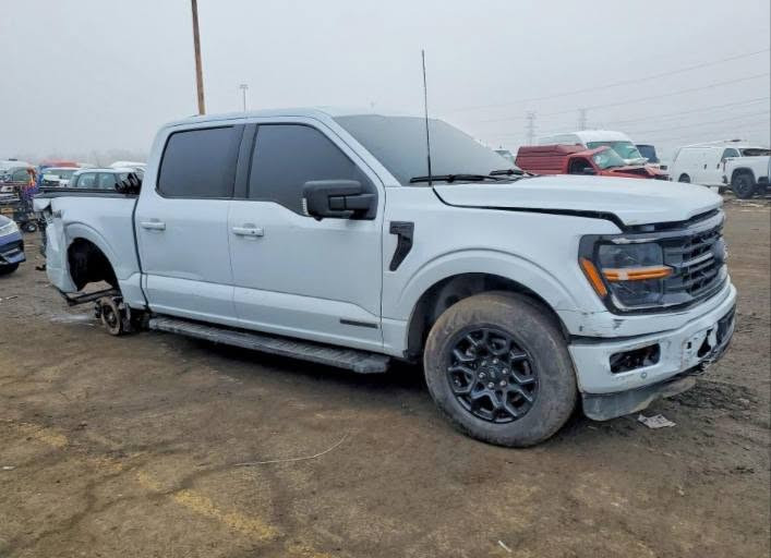 السلام عليكم فورد F-150 2025 هايبرد أبيع على حادثها موجوده في بغداد تترقم أربيل باب خلفي موجود وياها ماشيه 16 الف السعر 298$ و بيها مجال ***********
