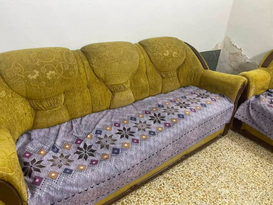 ديوان نظيف المكان دركزليه  خمس قطع شراي اتصل ٧٥ السعر شراي اتصل وبي وتساب ***********لا اتوجد عل نيت
