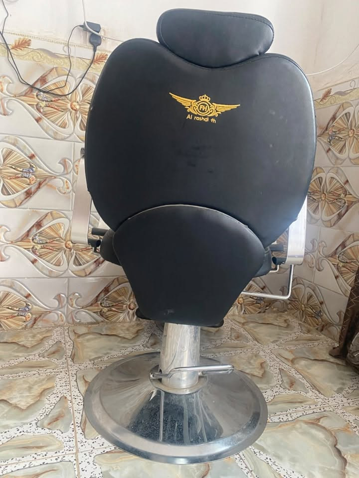 السلام عليكم غراض حلاقه للبيع كرسي مرايات كبار فاترينه + مكينه جديده الغراض كله نضيفه مستخدمهن شهر وعندي ضرف مستعجل ع بيعتهن ***********
