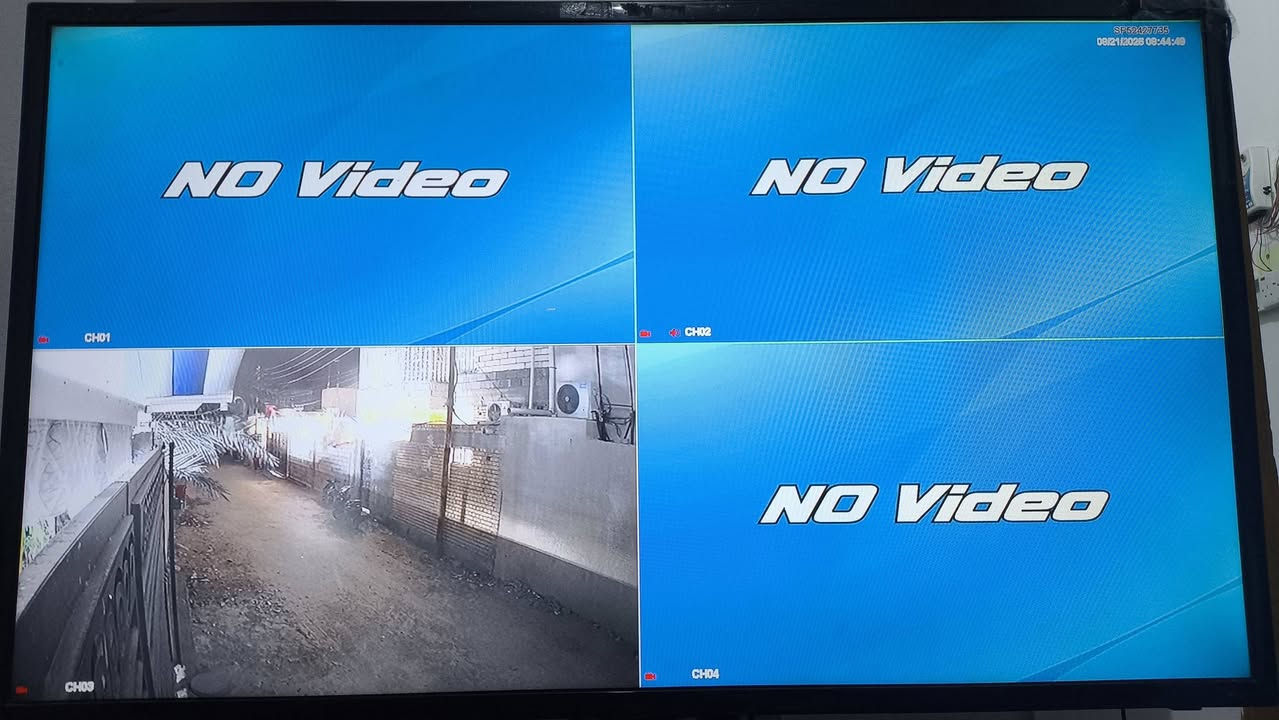 جهاز تسجيل كاميرات مراقبة DVR ا 4 قنوات مع هارد 320كيكا ودعم الإنترنت ماركة(Dahua) 
الماركة والموديل: Dahua - AHD2304A13-JV

عدد القنوات: يدعم 4 كاميرات مراقبة (4 Channels)

السعة والتخزين: مزود بهاردسك (Hard Disk) 320كيكا بس يحتاج تقسيم لئن الهارد مال حاسبه اهل الاختصاص يعرفون 

المنافذ: VGA, HDMI, منافذ الصوت (Audio In/Out)، ومنافذ شبكة USB و Network
يدعم دقة HD1080
حذف تلقائي للفيديوهات لتوفير المساحه

الحالة: مستعمل بحالة ممتازة وجاهز للاستخدام المباشر

السعر: [40.000]

المكان: [البصرة/ابو الخصيب]

للتواصل: واتساب ***********
ماعندي توصيل
