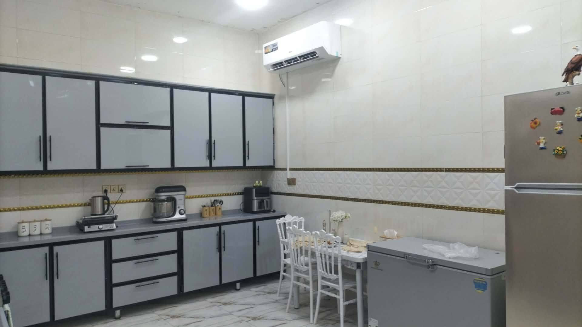 بيت في مجمع توحيد  قرب السكة مساحة 200م ثلاث غرف نوم مجمع داخليه وخارجيه مع سويت في غرفه من الغرف 200متر سعر 150
