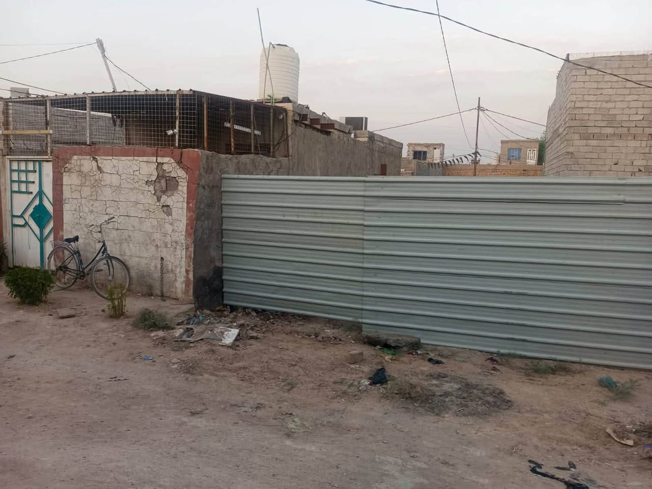 بيت سعر مناسب
يــالله بيت بمساحه 170 متر 
بناء 70 متر و 100 مساحه فارغه 
صــــالـــه غــــرفـــه مــطــبـــخ تـــخــاريـــج 
السعر فقط ب 15 مليون …
عنوان البيت شارع المطار القديم خلف اسواق علي الطائي 

للاسـتـفـسـار *********** واتــســاب +اتــصـال
 
#مكتب_الحجيمي_للعقارات_قرب_صيدليه_الالفه
