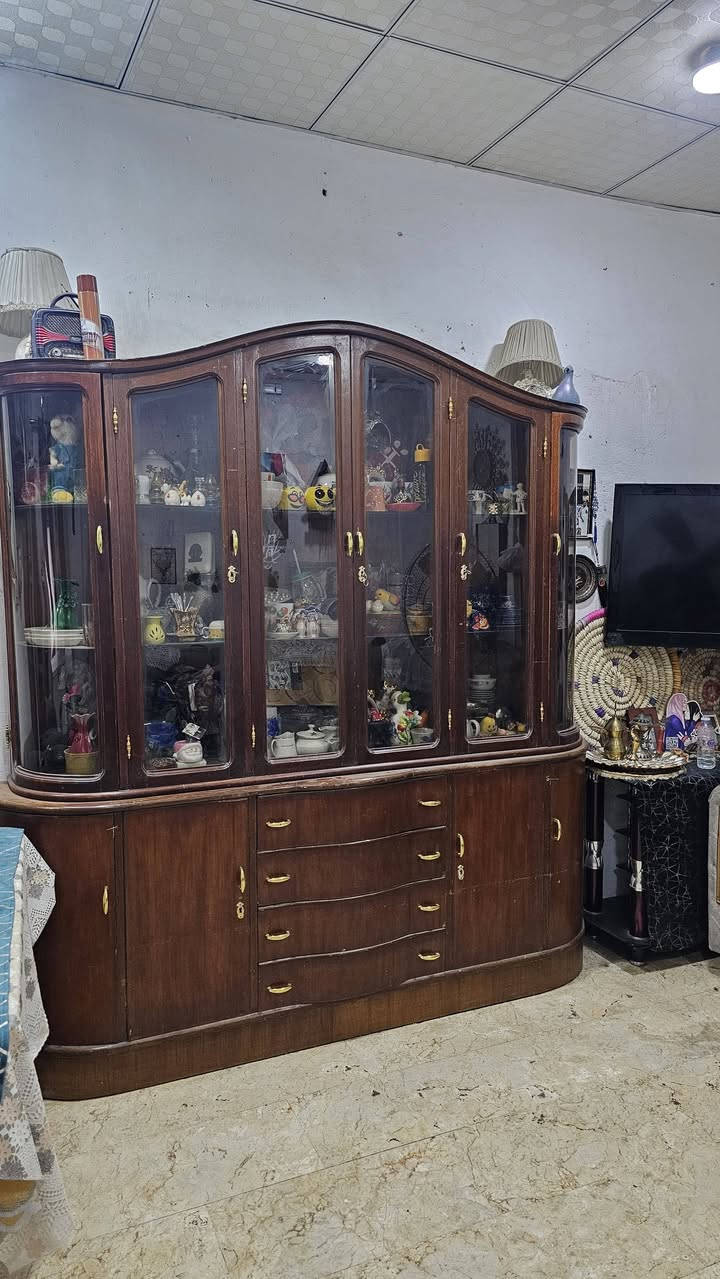 سلام عليكم بوفيه عنتيكه خشب اصلي صاج الي يحب يدخل خاص مكاني بغداد الاعظميه هذا الرقم ***********
