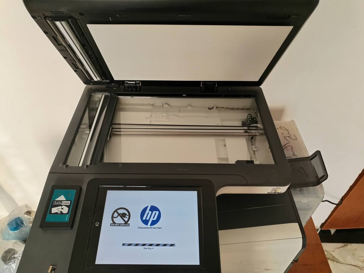 طابعه hp586  نضيفه كلش و مرتبه و سعره كلش مناسب عداده 34 الف صفحه وياه سيت حبر  استخدام شخصي  و ما مستخدمه  سعره 750 و النضافه كدامك صورته من كل مكان  واتساب ***********
