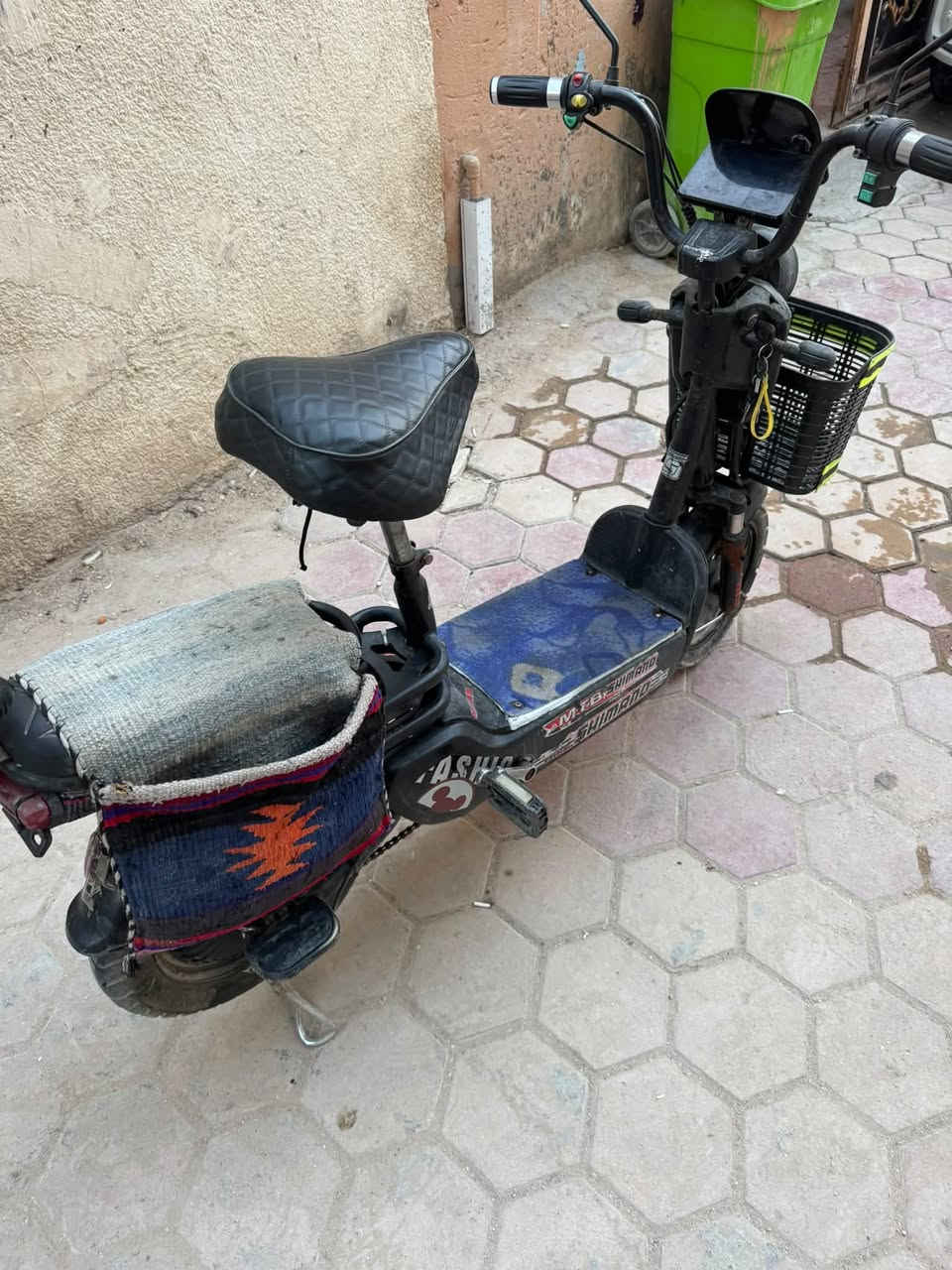 السلام عليكم بيسكل شحن للبيع شغال مبي اي شي بي بطاريه ليثيوم يعني لا تهبط ولا شي بعده جديده البيسكل شغال وكآمل السعر 225 وبي مجال مكان كربلاء حي العباس شراي يتصل ***********
