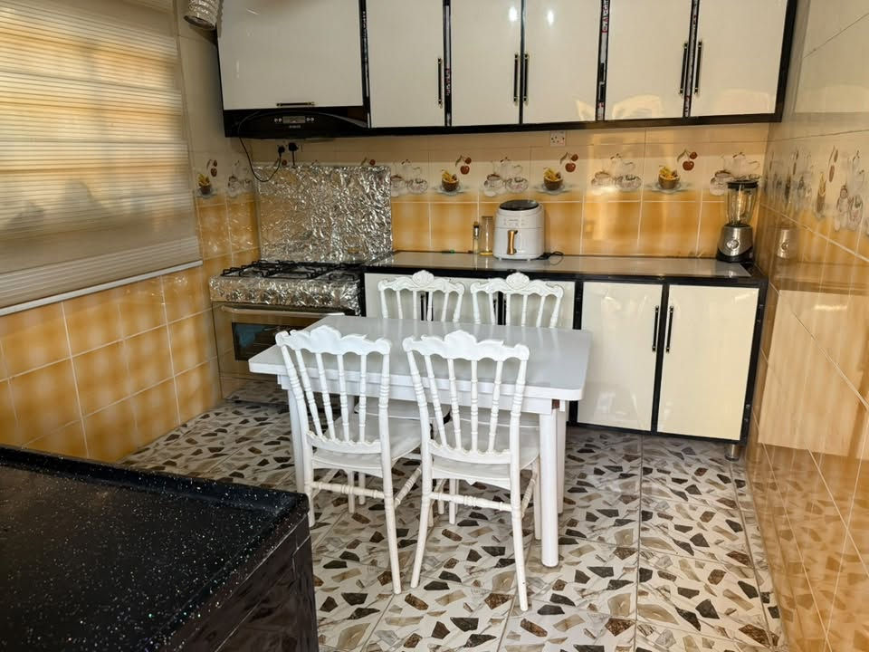 بيت للبيع يم ابن الكاظم المساحة الفعلية ١٣٠ غرفة وصالة واستقبال ومطبخ وتخاريج وساحة بالإضافة إلى مكشوفة السعر ٤٩ وبي مجال للاستفسار اتصال على الرقم ***********
