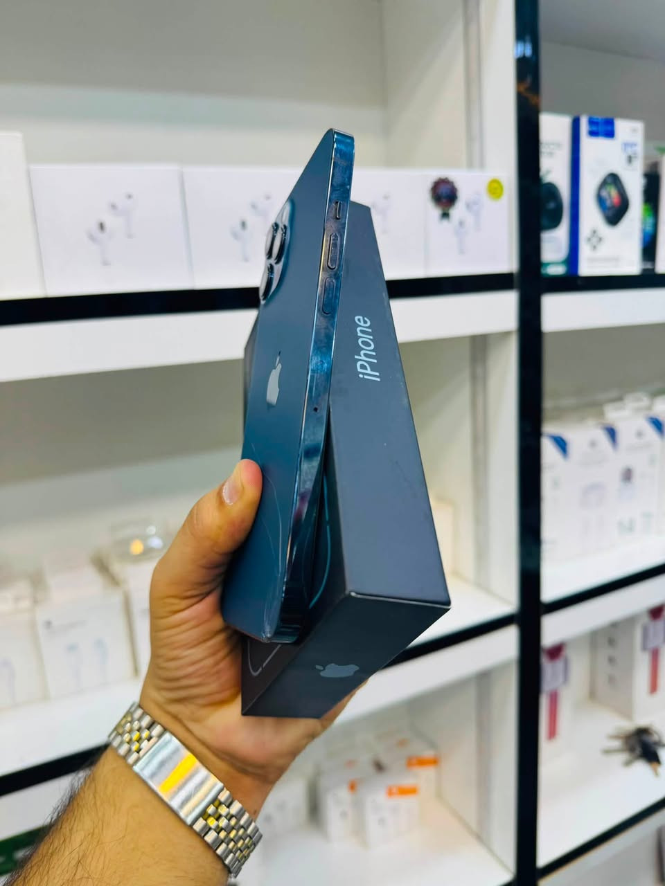 السلام عليكم 🫡
للبيع iPhone 12 pro max
ذاكرا 128 
بطاريه 76% بلاد ابد متصرف 
نموذج M شرق اوسط ماستر 
نضافه 95% لون ازرك 
الجهاز وتر بروف بلا ابد ممفتوح وضع شركه وكله شغال اي عطل مابيه صوت اتصال انترنيت فيس ايدي كله شغال فقط الظهر بيه فطر مثل مموضح ب الصور السعر قفل ٣٦٠ الف مكاني بغداد مدينه الصدر رقمي ***********
