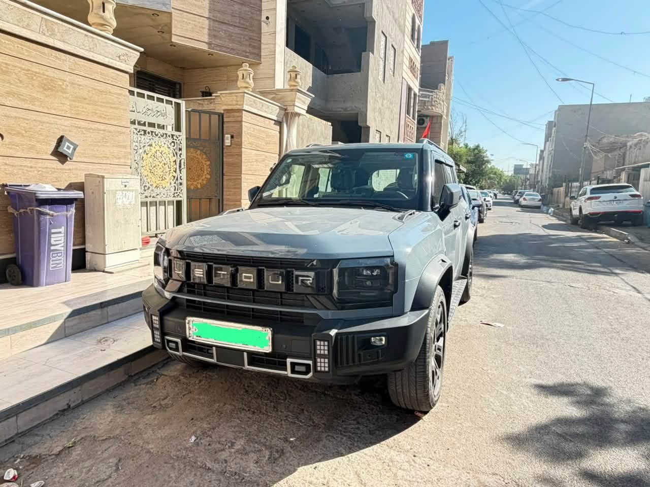جيتور T2 1.5L Plug-in Hybrid LUXURY

هايبرد

وكاله هارلم

الموديل: 2026 (خليجي)

العداد: صفر 24000

المحرك: 4 أسطوانات 1.5L تيربو + محرك كهربائي القوة الاجمالية 380 حصان

عزم الدوران (نيوتن-م): 610

ناقل الحركة: أوتوماتيكي مخصص لنظام الهايبرد 3DHT

نظام الدفع: نظام دفع بالعجلات الامامية

سعة البطارية كيلووات/س: 26.7

بشحنة كهربائية وتعبئة وقود كاملة يصل المدى إلى 1100 كم 

استهلاك الوقود:  6.3لتر لكل 100 كم

الضمان الأساسي: 6 سنوات وعداد كيلومترات مفتوح 

ضمان المحرك: 10 سنوات او 1،000،000 كم 

ضمان البطارية : 8 سنوات او 150,000 كم (ايهما اولا)

المواصفات

*فتحة سقف بانوراما بقياس 1.1م

*إطارات قياس 20 إنچ

*الصندوق شفط

*الشباك الامامي شعار جيتور مضاء

*عروض ضوئية وموسيقية استعراضية 

*رادار تفاعلي

*نظام القيادة شبه الذاتية

*نظام الكبح التلقائي في حالة الطوارئ

*كاميرات محيطية 540 درجة

*حساسات أمامية وخلفية

*نقطة العمياء 

*  تحذير مغادرة المسار

*  المساعدة للبقاء في المسار

*شاشة التحكم بقياس 15.6 إنچ

*شاشة القيادة بقياس 10.25 إنچ

*نظام صوتي 12 سماعات من Sony

*نظام أبل كاربلاي وأندرويد أوتو 

*نظام اوامر صوتية

*المقاعد من الجلد الفاخر 

*مقعد السائق والراكب كهربائي و مبردة 

*  ذاكرة مقاعد امامية لحفظ 3 وضعيات

*إنارة محيطية متعددة الالوان 

*عتبات الأبواب مضيئة 

*مصابيح أوتوماتيكية LED مع مصابيح نهارية

*التكييف التلقائي مع الضوء العالي

*نظام تقليل الضجيج  مع زجاح مزدوج

*المرايا الجانبية قابلة للطي كهربائياً ومدفئة

*(بصمة) و تشغيل عن بعد

*  إغلاق نوافذ وفتحة السقف عن بعد

*شاحن لاسلكي سريع

*نظام تنقية الهواء PM2.5 

*مسند الذراع الوسطي مع ثلاجة

 *انماط قيادة متعددة 

*وسائد هوائية امامية و جانبية عدد 6 

*حساسات مطر 

*دوسات جانبية

*نظام التحكم بنزول المنحدرات

*نظام المساعدة لصعود المرتفعات

***********
