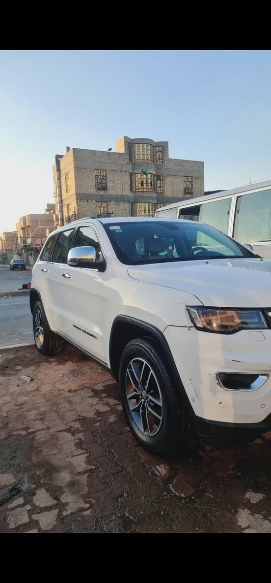 سلام عليكم جيب لاريدو البيع
مواصفات 
حساسات أمامي خليفي 
تو ويل
اشاير بل مري خليجي سياره 
مري شفط
مبدل مكينه جديده مال 14 هيه وتفرعاته 
ستفسار ***********
حادث باب سايق مبدل وكاله 
ونص جاملغ مال صدر
