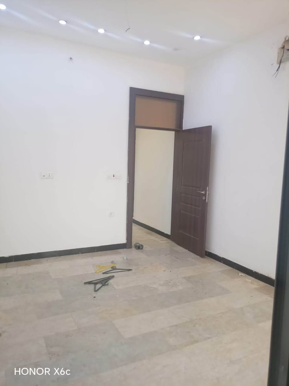 اللايجار اللايجار اللايجار بيت مساحه 50 متر يحتوي على 3 نوم وصاله مطبخ خدمات عدد 4 البيت نضيف جدا قرب شارع نخيل في السيديه السعر 850 وبي مجال بصيط نضيف جدا  
الستفسار 
*********** 
زيد الشمري
