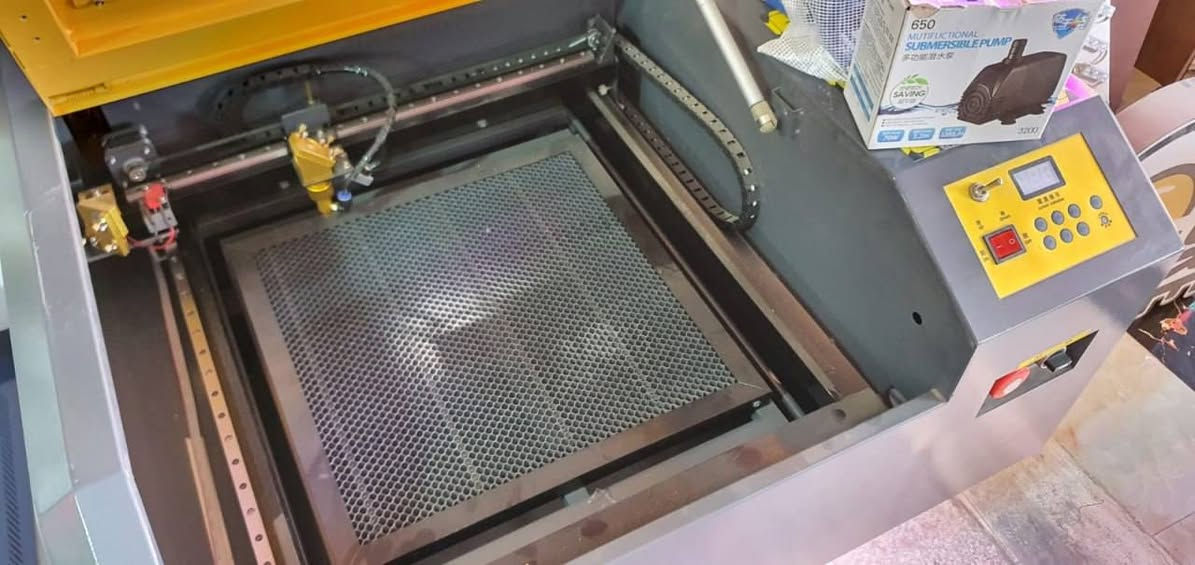 جهز ليزر co2 60w 40×40
مستعمل بحالة جيدة جدا  استخدام قليل قص و نقش مختلف الخامات  تجي تفحص قبل ما تاخذه 
سعر تواصل وياي و بالخدمة. 
*********** العنوان البصرة شط العرب
