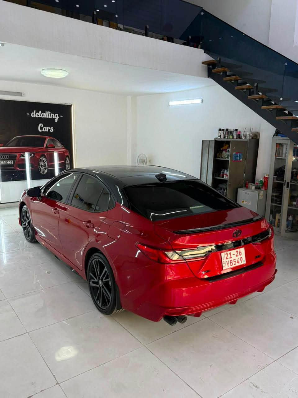 كامري xse 2025
* ⁠* لون أحمر Supersonic Red.
* جنوط رياضية 19 إنش.
* سبويلر خلفي.
* مصابيح LED أمامية وخلفية.
* فتحة سقف بانورامية.
* مرايا كهربائية مع إشارات LED.
* داخلية حمراء Cockpit Red.
* مقاعد جلد رياضية.
* مقعد السائق كهربائي مع ذاكرة.
* مقعد الراكب كهربائي.
* تدفئة وتبريد للمقاعد الأمامية. 
الشاشات والتقنية
* شاشة عدادات رقمية 12.3 إنش.
* شاشة وسطية 12.3 إنش.
* Apple CarPlay و Android Auto لاسلكي.
* شاحن لاسلكي.
* Digital Key (فتح وتشغيل بالجوال حسب التجهيز). 
* نظام JBL Premium Audio.
* 9 سماعات مع ساب ووفر. 
الداتا شو (HUD)
* عرض السرعة والملاحة والتنبيهات على الزجاج الأمامي.
* مقاس 10 إنش. 
* رادار أمامي.
* مثبت سرعة ذكي.
* المحافظة على المسار.
* نقطة عمياء.
* تنبيه حركة المرور الخلفية.
* حساسات أمامية وخلفية.
* كاميرا خلفية. 
* هايبرد 2.5 لتر.
* 225 حصان (دفع أمامي).
* ناقل حركة eCVT.
* صرفية ممتازة تقارب 20 كم/لتر. 

ملاحظة: الـ Dash Cam ليست قياسية في كل سيارات XSE، وغالبًا تكون مضافة من الوكيل 

سعر 270 بي مجال 
رقم ***********
جاملغ صبغ تعديلين بارد صغار
