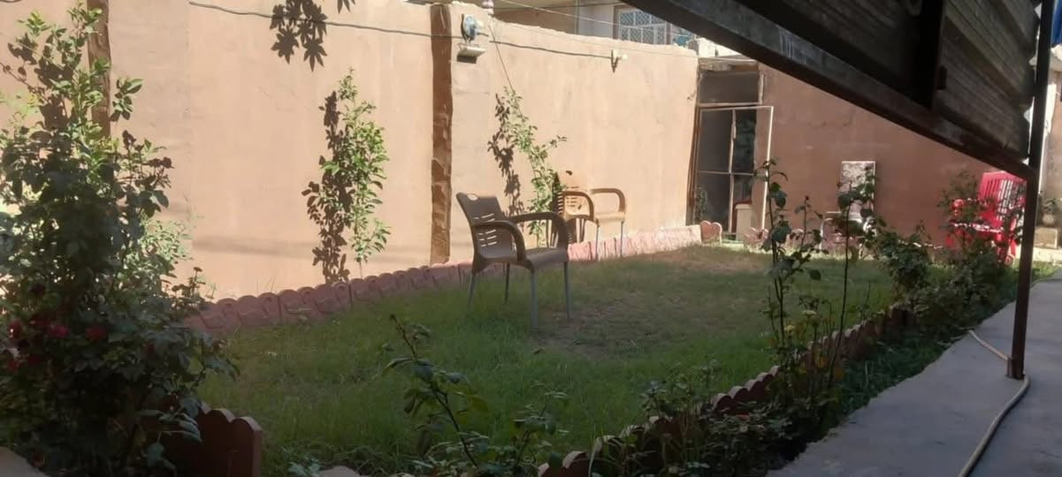 عرض جديد مناسب جدا 57 مليون يوجد بيت للبيع حديث البناء 2023 مساحته 200 متر يتكون من غرف نوم ومطبخ وهول وصاله وطرمه وصحيات داخليه وخارجيه وحديقه وكراج سياره الموقع مميز جدا البيت بصف الركن يبعد عن الشارع العام ٦ امتر فقط وعرض الشارع ١٣ متر ومتوفره جميع الخدمات وجاهز للسكن صاحب البيت مستعجل على البيع 
الموقع الرحمه مقابيل مكتب بيروت 
وبسعر مناسب جدا 57 مليون وبي مجال شي بسيط للأستفسار والتواصل اتصل على صاحب البيت و عن جنس البيت اني مكلف بنشر 
***********

نص مكتوب في الصور:
- الشارع عرضه ١٣ متر
- وجه البيت ١٢ متر