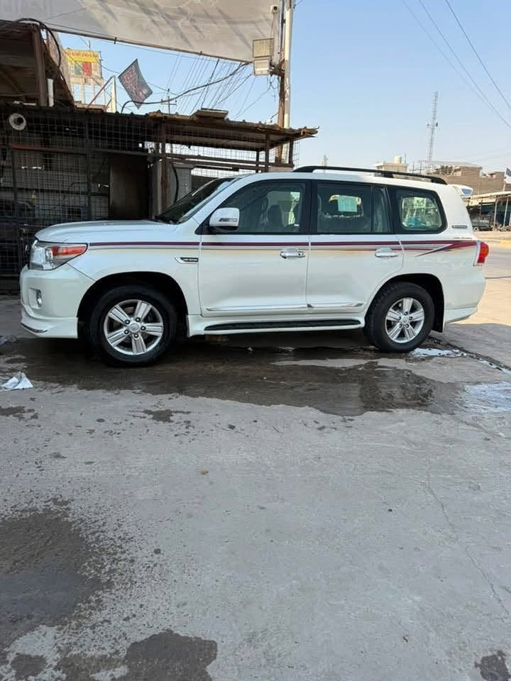السلام وعليكم لاندكروز 2010 للبيع فول مواصفات جاهزه السياره ع آخر حبابه بسمي رقم بغداد بيها  طخطخات بسيطه ومكحلات رقم إنكليزي وهزه جديده   السعر 250 وبيها مجال قليل مكاني بغداد ***********
