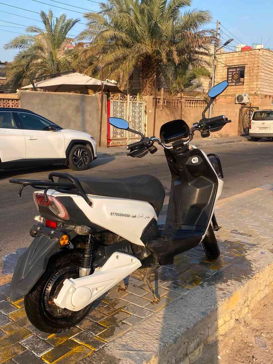 السلام عليكم دراجة سكنس شحن ماناقصها اي شي كهربائيات كلها شغاله اشاير بك لايت لايت عالي ناصي سرعتها ١٢٠ تايرات جديده دراجة جديده بمعنى الكلمة ونضيفه فقط نقصها بطاريات مكاني بالقبلة 
***********

