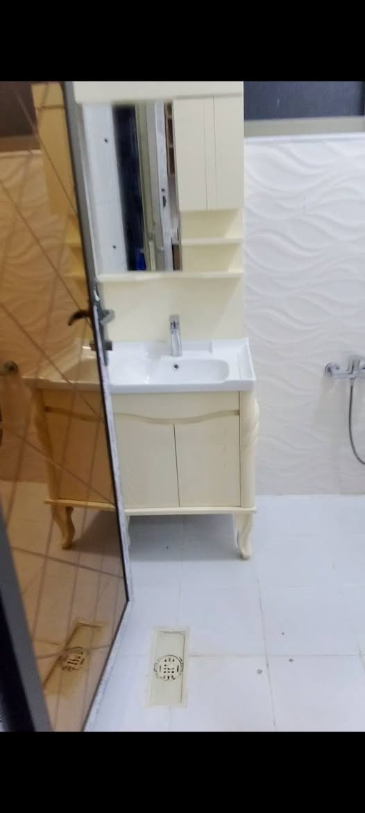 سكن مشترك كراده داخل ناقصنا شب واحد بس الاجار 200الف شامل كلشي نت كهرباء سبالت برندة  طابع 3المصعد 24ساعة شغال كلشي موجود واتس ***********
