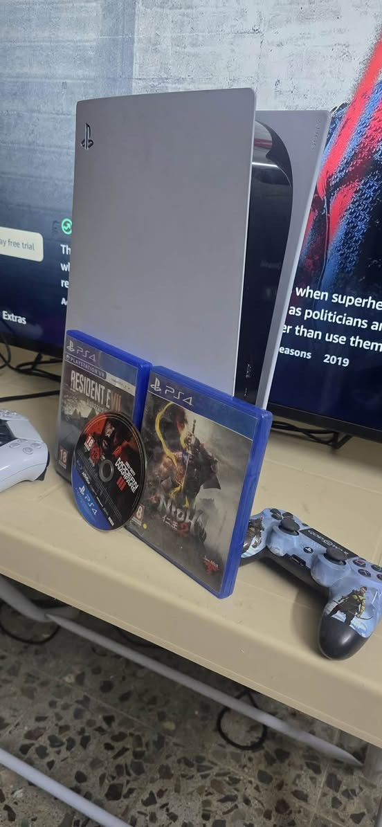 السلام عليكم
Ps5 فات
نضافه 90%   
ذاكرة 1 تيرا   ملحقاته كامله تتضمن 
الكيبلات الاصلية مالته 
3 اقراص  نضيفات 
جوستكات عدد 2 واحد  مال ps4  تجاري والثاني مال ps5 الاصلي 
بدون كارتونه السعر ٦٥٠  قفل. مكاني 
بغداد / العامرية 
الرقم /.  ***********

