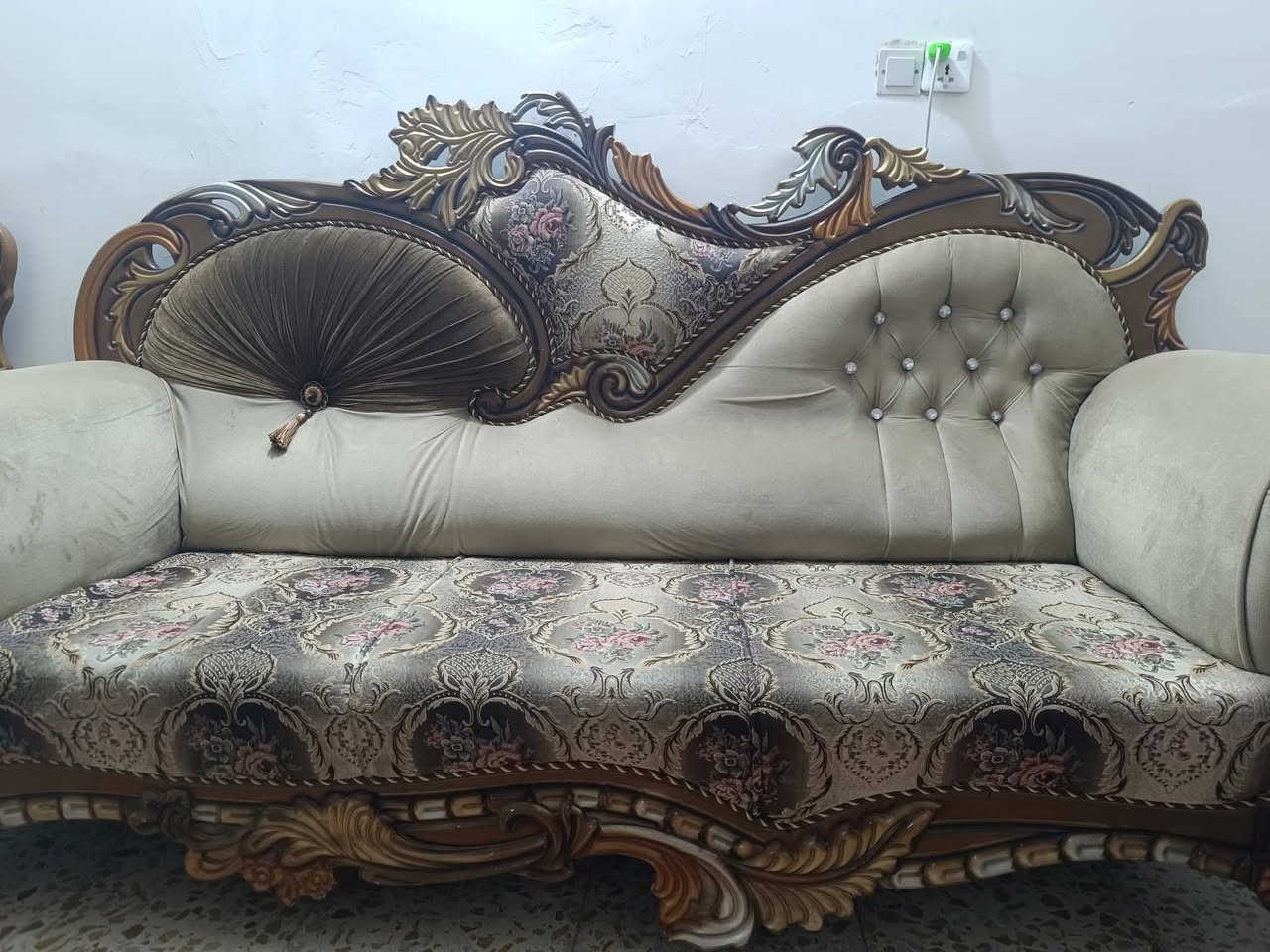 السلام عليكم
تخم صالة خشب عراقي 5 قطع نوعيه جيدة ونضيف 
السعر 550 الف وبي مجال 
الاستفسار الاتصال على ***********
