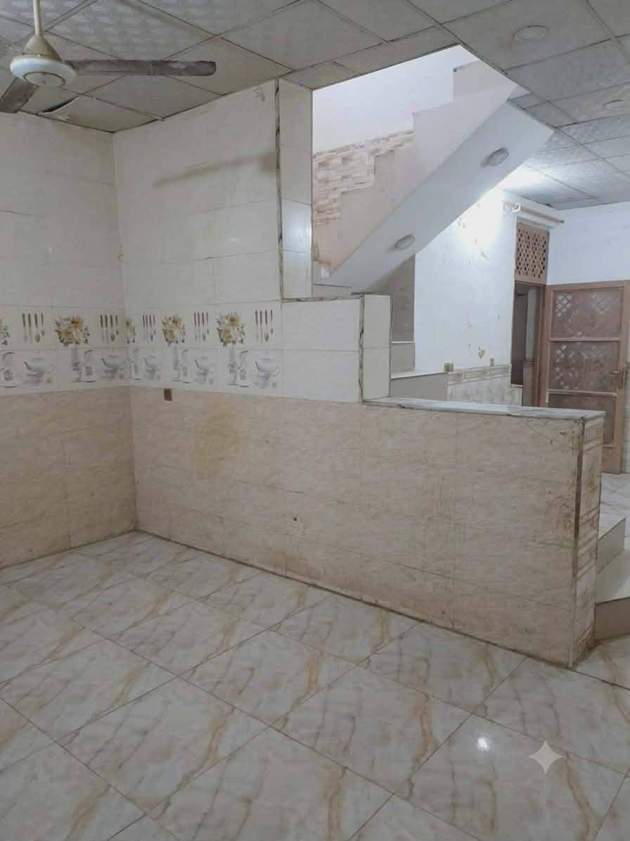 بيت 100م زراعي بسمي مقابيل قرية الغدير شارع المطحنه متكون من غرفه وصاله ومطبخ استقبال وتخاريج داخليه وخارخيه جدران سراميك ارضيه بورسلين سقوف ثانوية.. بناء طابوك معاملت الطابو بلبلديه شارعه 20 تجاري السعر 42 وبيه مجال *********** مكلف بنشر اتصل
