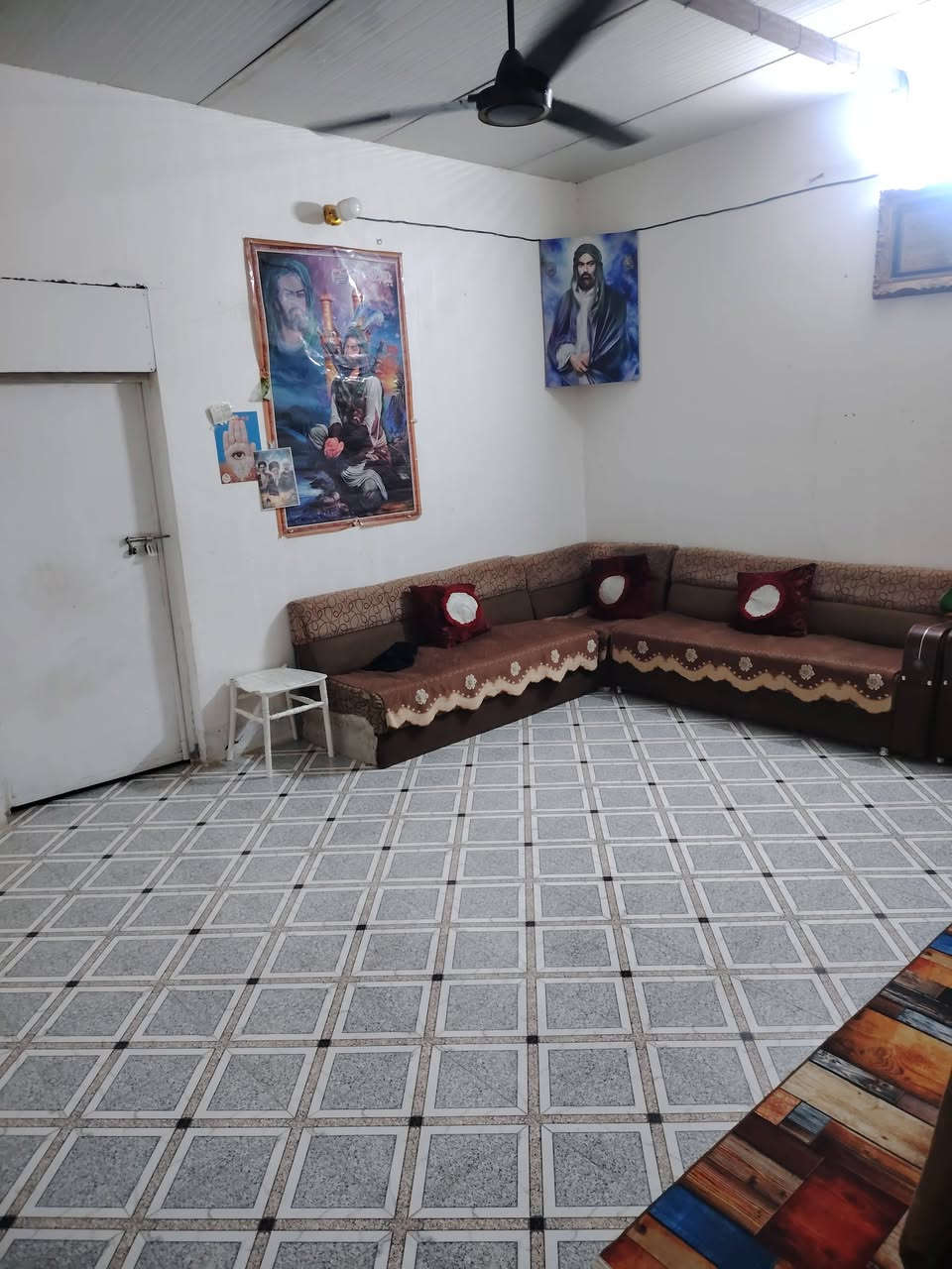 سلام عليكم بيت للبيع لمساحة 200م يتكون من غرفتين وهول ومطبخ وطارمه جبيرة وصحيات خارجيه المكان ابو غرق خلف مول اهل الخير  السعر 19 للأستفسار ***********
