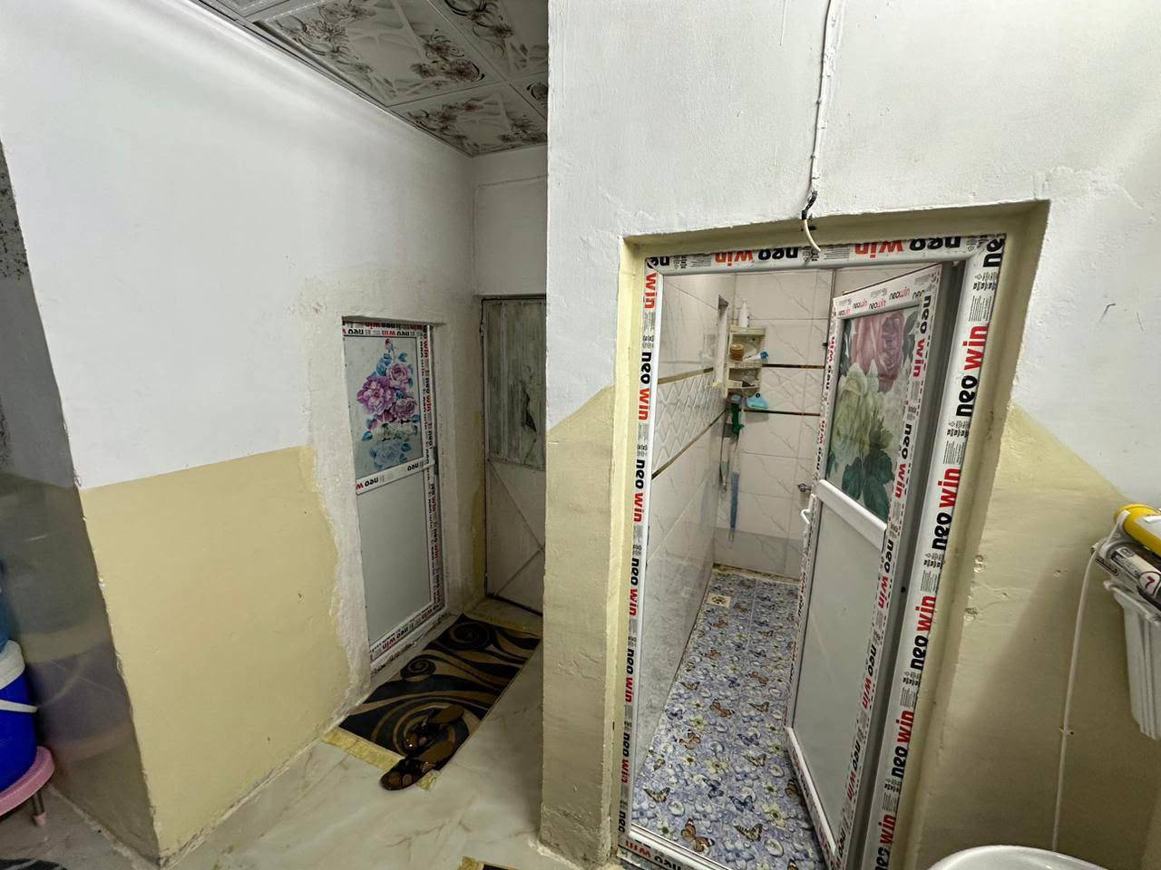 للبيع بيت طابو باسمي 200متر حي النداء مقابل جامع السلام بناءقديم مرمم ارضه بور سلين وسقوف ثانويه وعالي من الشارع وحاليا مؤجر 300ألف السعر 125وبي مجال للتواصل ***********@
