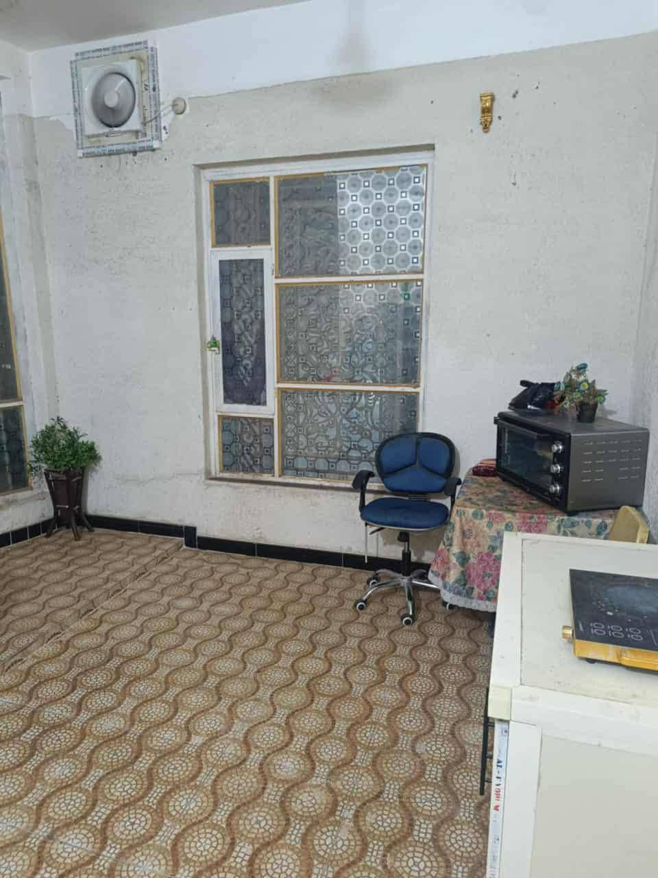 دار البيع  بحي الصادق ركن طابقين
مساحه البيت 175
الطابق الأول غرفتين وصاله واستقبال   ومطبخ حار وبارد وصحيات وكراج سياره 
الطابق ثاني 
اربع غرف وصاله مطبخ حار وبارد وصحيات 
الفوك مشتمل ودرج دخلي وخارجي ستفسار السعر بل رقم ***********
