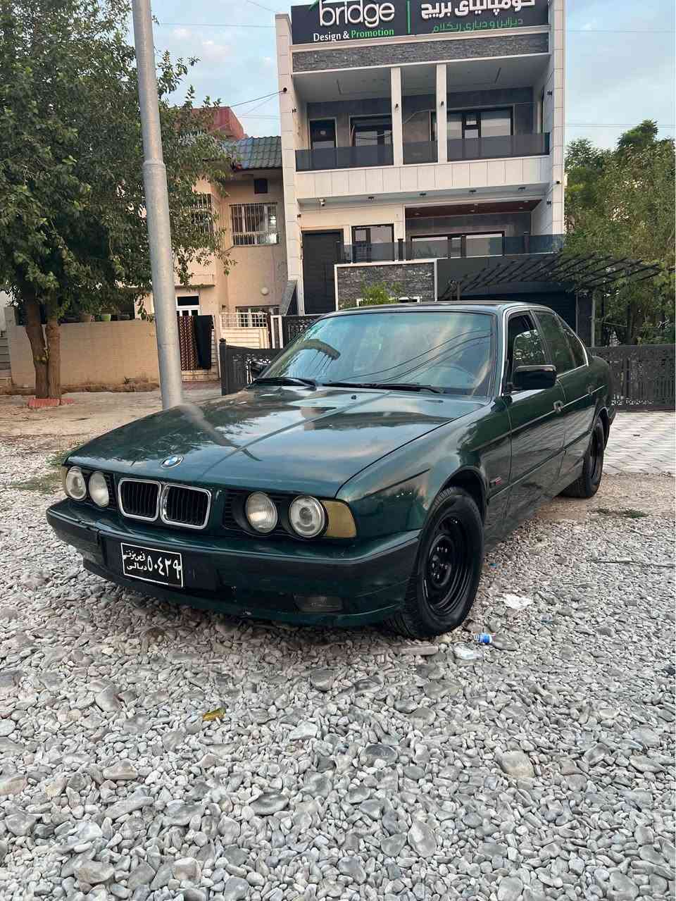 Bmw 525 گێڕ عادی 
مۆدێل ١٩٩٣ 
٤ تایەی لۆك لۆكی لەسەرە 
گێڕو مەكینە و. ئەكسل بەشەرت
تەبرید بەشەرت 
سەنەوی لەگەڵە 
شوێن سلێمانی 
سعری ٢٣$ مەجالێكی برایانەی تیایە 
*********** السليمانية, العراق
