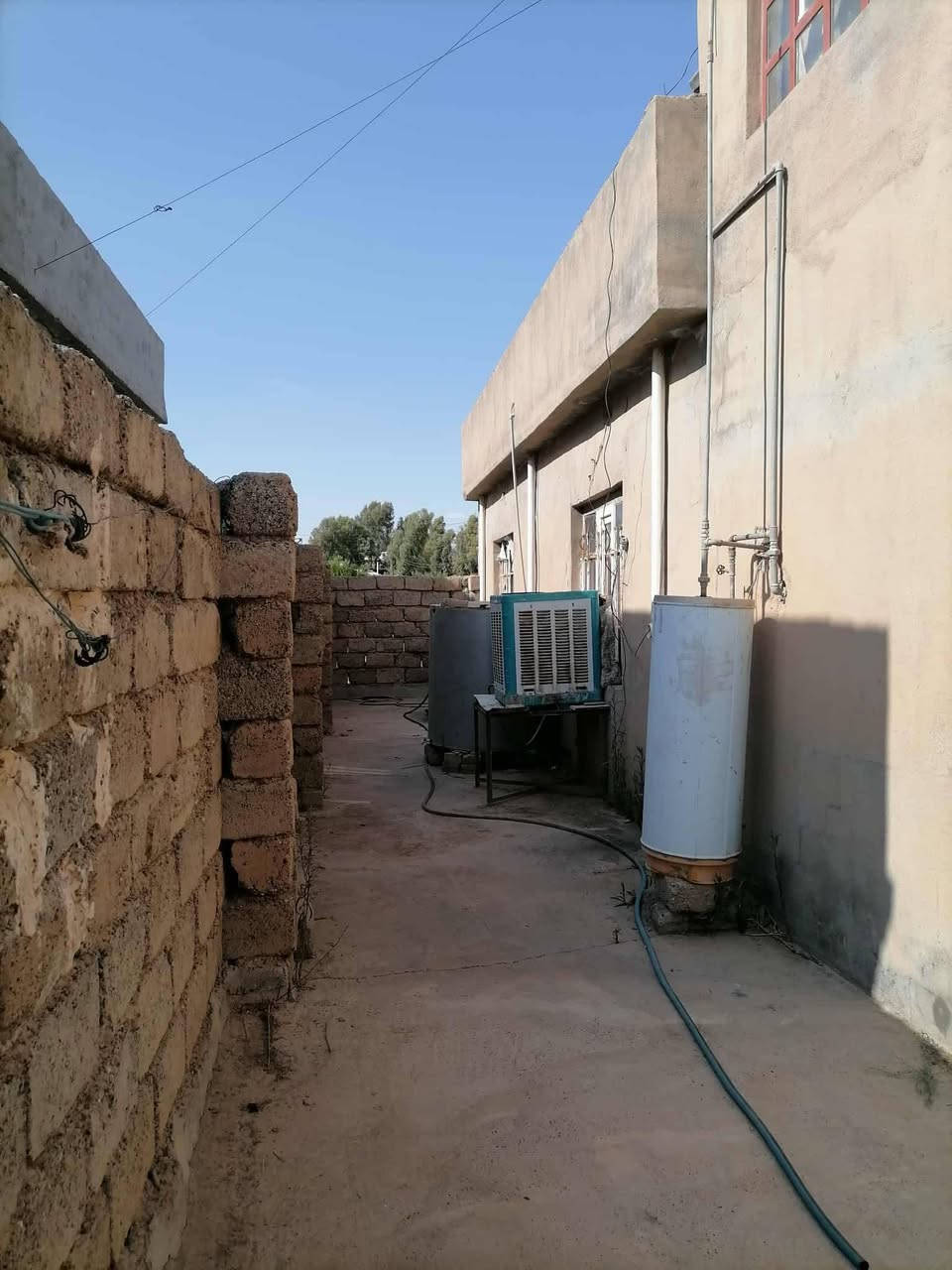 السلام عليكم يوجد بيت للبيع في الشرقاط قرية بعاجة حارة الحيدر جيراني ذهب صافي و ناس محترمين والله
بنائوا حديث وعالي مرتفع عن الأرض المساحة الكلية (600)زراعي كلوا سقوف ثانويه و سيراميك و بوب بلاستيك محتويات الدار ٢ غرف نوم مجمع صحيات أجلكم الله موزع مطبخ هول ربعه خارج الدار حديقة كراج للسيارة
و مخزن و صحيات و سياج كامل للدار 
خطين مي فيض بدون موطور يصعد وخط مولد و وطني مسحوب كامل والسعر نقداً فقط البيع اني و القسط و الدين مو أصدقاء (46) مليون وبيه مجال للشراي ويرهم مراوس حسب القناعة
بيت التل العالي او حي الجمعية بعاجة من جهة الفوج العاشر 
*********** اتصال
*********** وتساب
موقع البيت مخدوم و مميز قريب على مدرسة و مسجد والشارع العام 
تحياتي واحترامي للجميع
